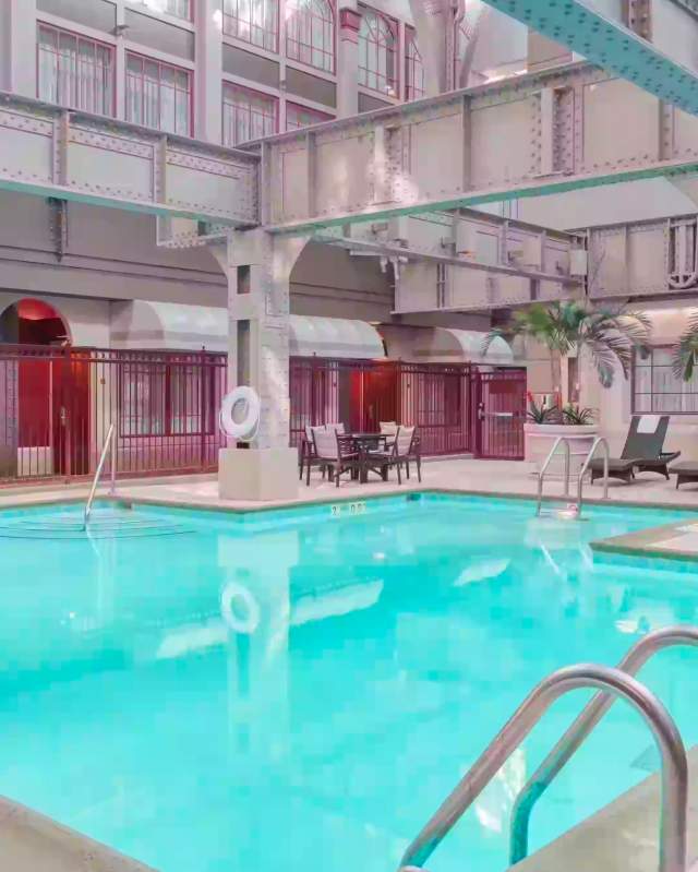 Crowne Plaza Pool